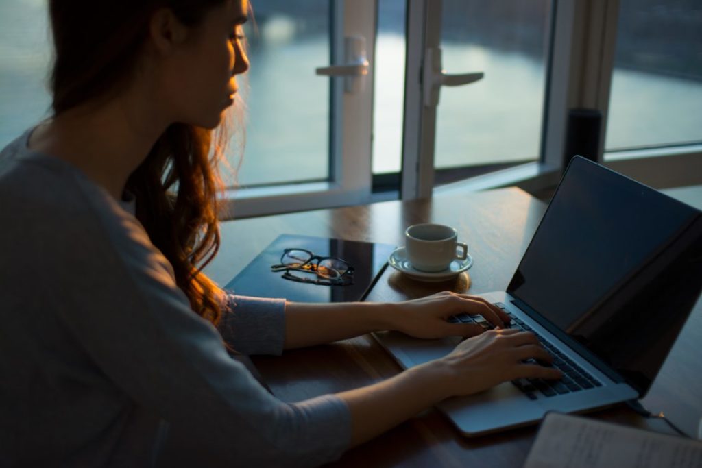 journalist working, using four qualities required