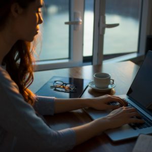 journalist working, using four qualities required